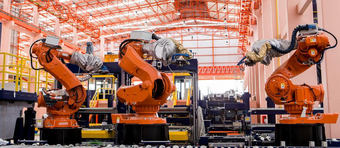 机械手与 机器在智能工厂商人手拉着齿轮走向成功的概念带叉车和输送